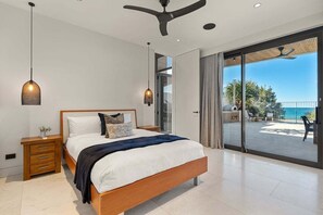 Un dormitorio con cama, mesitas de noche y vistas al exterior.