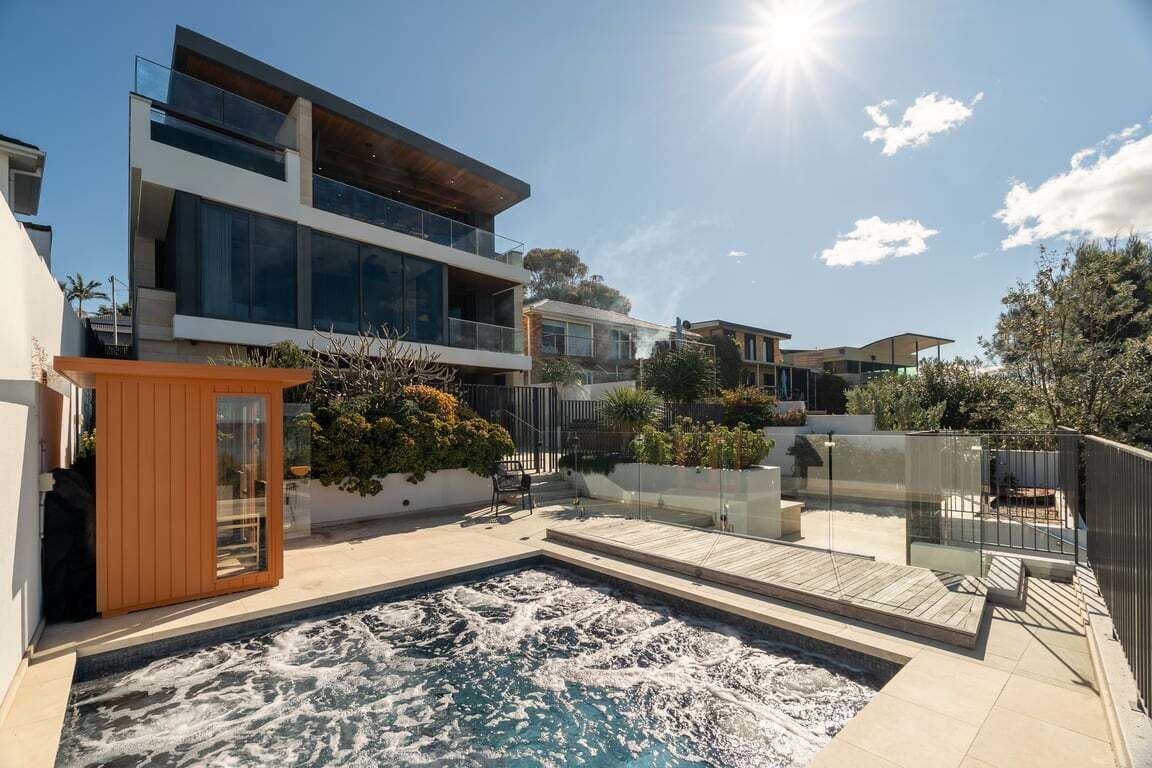 Une résidence moderne dotée d’une piscine, d’un espace extérieur aménagé et d’une conception à plusieurs niveaux.