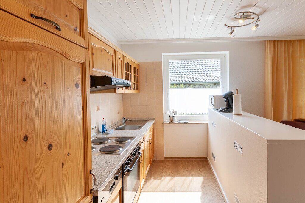 Wasserkocher mit Kaffee-/Teezubehör, Kühlschrank, Mikrowelle, Ofen