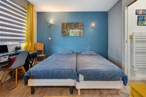 Ein Schlafzimmer mit einem Bett, einem Schreibtisch und einem Stuhl.