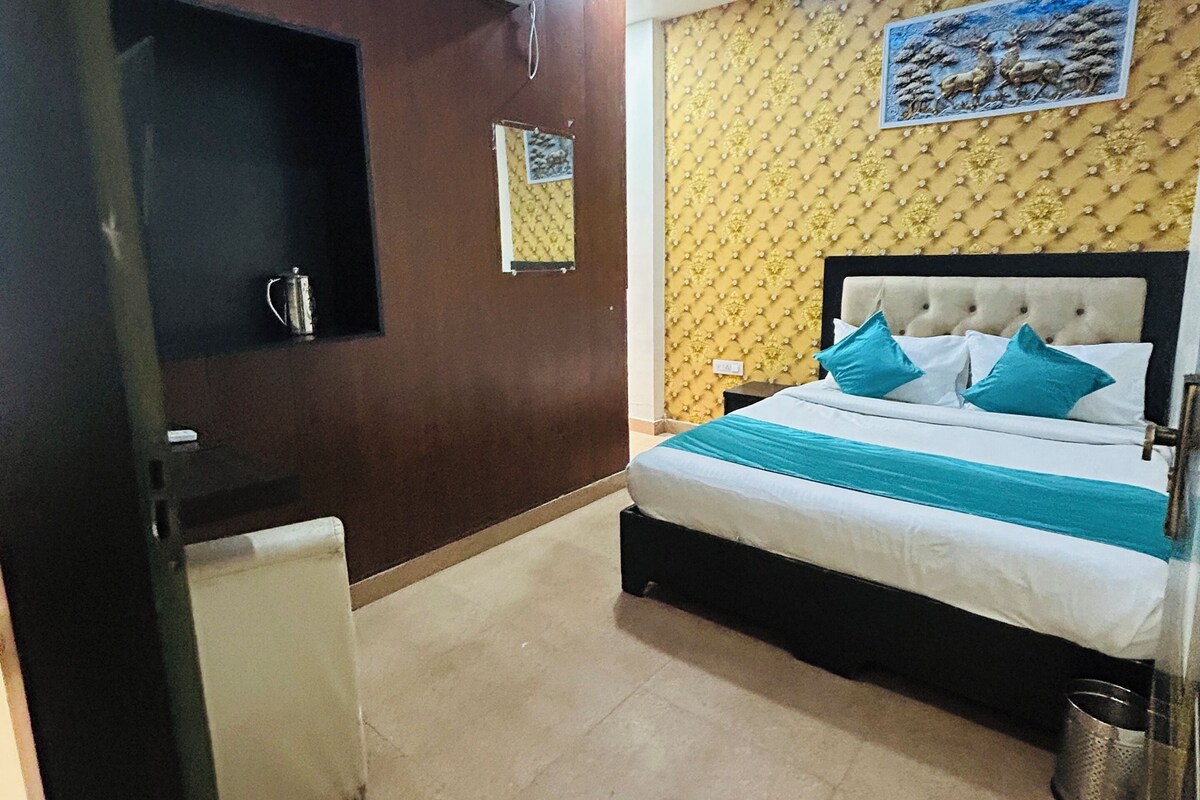 Monolocale Deluxe, vista città | Una scrivania, Wi-Fi gratuito