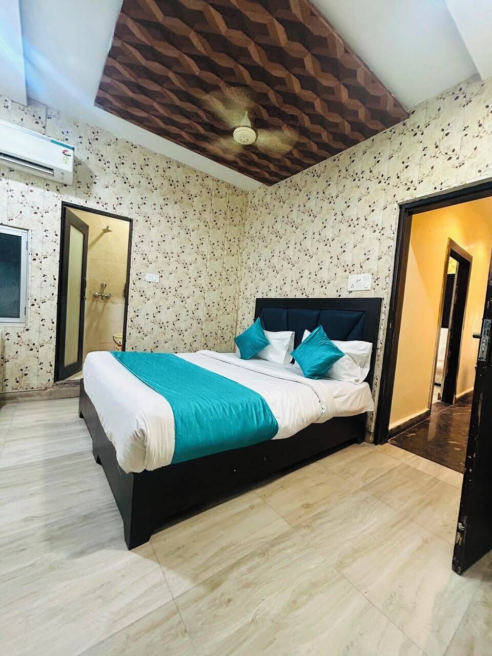Un dormitorio con cama, ventilador de techo, ducha y piso de baldosas.