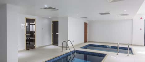 Una piscina con dos carriles, una puerta y un techo con ventilación.