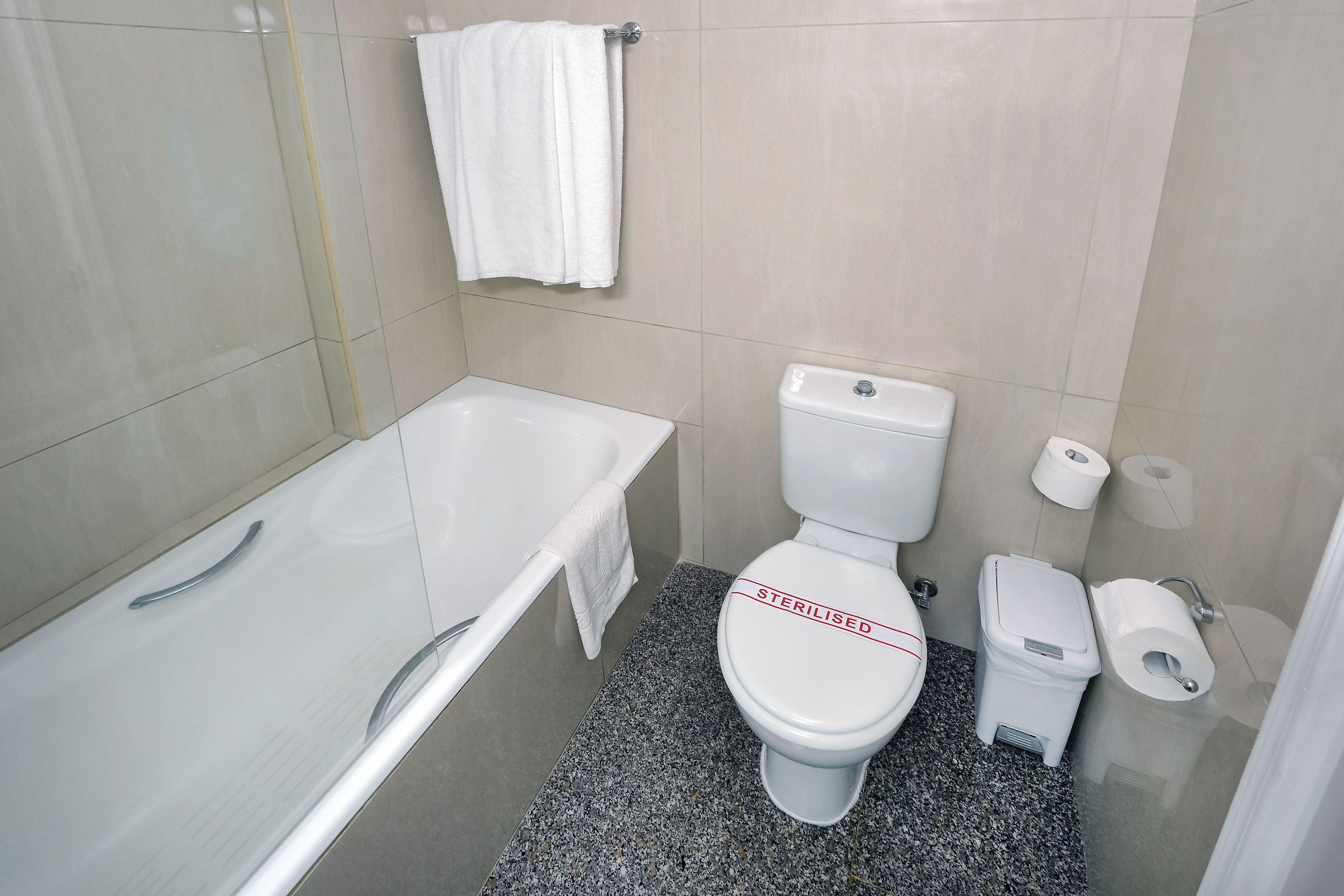 Un baño con bañera, inodoro y ducha.