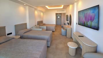 Ein Hotelzimmer mit zwei Betten, einem Schreibtisch, einem Spiegel und einem Gemälde.
