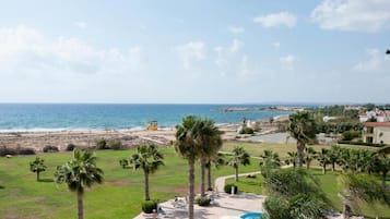 Ein Resort mit Pool, Palmen und Meerblick.