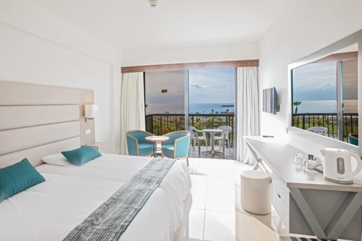 Chambre Standard Double ou avec lits jumeaux, balcon, vue partielle sur la mer