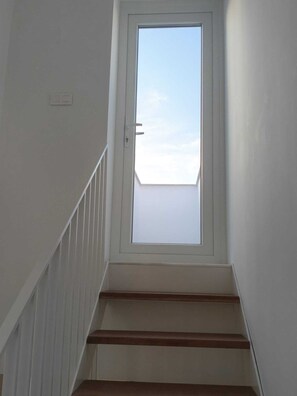 Eine Wendeltreppe mit Oberlicht, die zu einer oberen Etage führt.