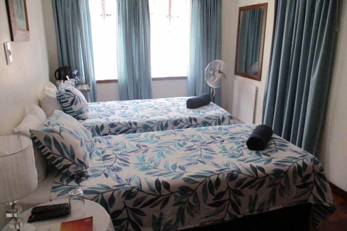Habitación estándar con 1 cama matrimonial o 2 individuales, vista al jardín | Tabla de planchar con plancha 