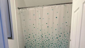 Un baño con inodoro, lavabo y bañera.
