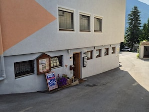 Ein Gebäude mit einem Schild, das ein Zimmer zur Miete anwirbt.