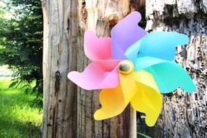 Ein Windrad an einem Baumstamm befestigt.