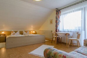 Ein Schlafzimmer mit einem Bett, einem Schreibtisch und einem Stuhl.