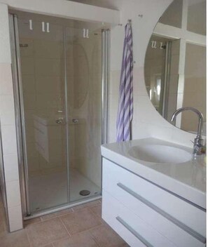 Douche, sèche-cheveux