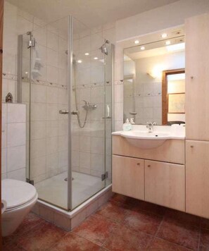 Bathroom - 3-room apartment near the harbor - ground floor with terrace (Zingst)