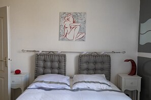 A bedroom with a bed, two nightstands, a wall art piece, and a curtain rod. - Holiday home with 2 bedrooms (Tavernes, Frankreich)