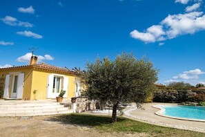 A yellow villa with a swimming pool, steps leading to the entrance, and a tree in the foreground. - Holiday home with 2 bedrooms (Tavernes, Frankreich)