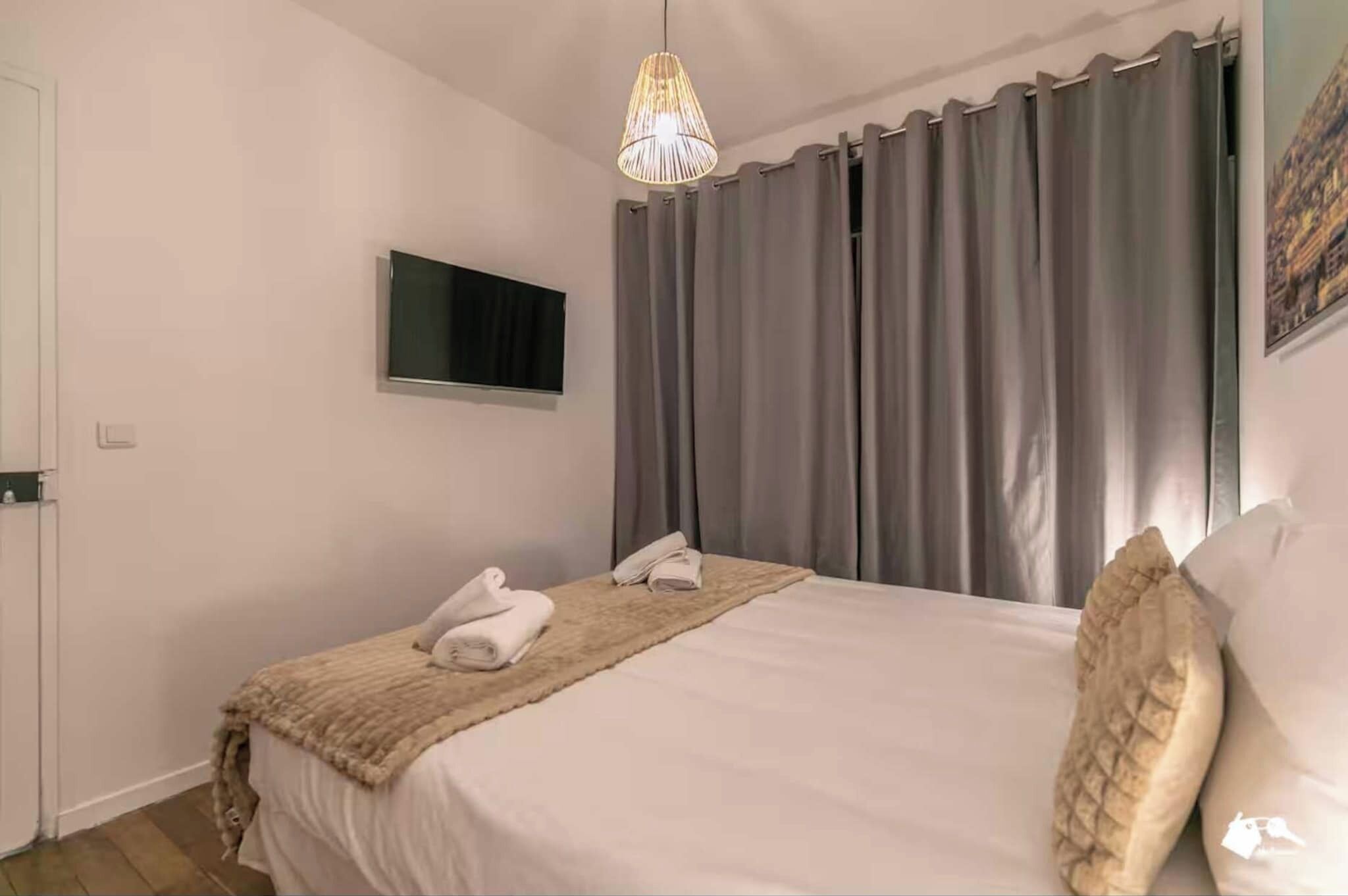 Desk, iron/ironing board, Internet, bed sheets