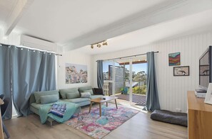 Living Upstairs - Coastal Haven | Ocean Views + Pets Welcome. (Denhams Beach)