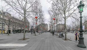A wide pedestrian street lined with trees and red lanterns, with buildings on either side. - Beautiful apartment- 1BR/4P - Oberkampf (Paris)