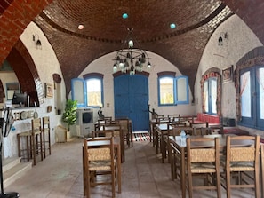 A room with a high arched ceiling, a central chandelier, and a blue door. - VILLA EL SAFIR FARMHOUSE (Beheira Governorate)