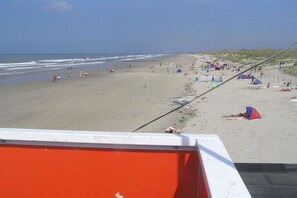 Ein Strand mit Zelten und Menschen.