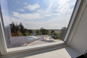 A view from a window with a clear sky and distant landscape. - Holiday home with 1 bedroom (St. Peter-Ording)