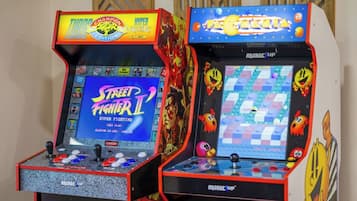 Two arcade machines with 'Street Fighter II' and 'Pac-Man' games.
