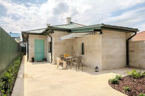 Outdoor dining - Stylish Holiday Home Close to the Sea (Eforie Sud)