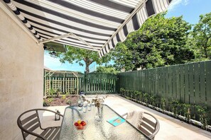 Outdoor dining - Stylish Holiday Home Close to the Sea (Eforie Sud)