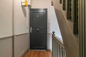 A narrow hallway with a dark door marked with the number 6, leading to a staircase. - Apartment Modern - 2BR/6P - Montreuil- Near Paris (Montreuil)