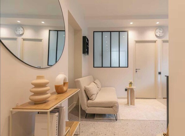Een moderne woonkamer met een bank, een salontafel en een televisie.