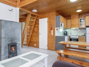 Une cuisine moderne avec des meubles en bois, un four à micro-ondes encastré et une cuisinière.