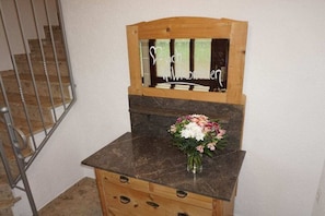 Eine hölzerne Bank mit einer Glasplatte und einer Blumenkomposition.
