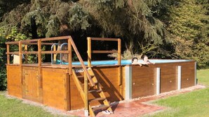 A wooden structure with a pool, a ladder, and a covered area with doors. - 1 on the Grafel farm (Kirchlinteln-Stemmen)