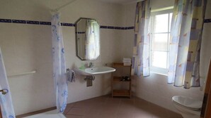 A bathroom with a shower, sink, and toilet. - 1 on the Grafel farm (Kirchlinteln-Stemmen)