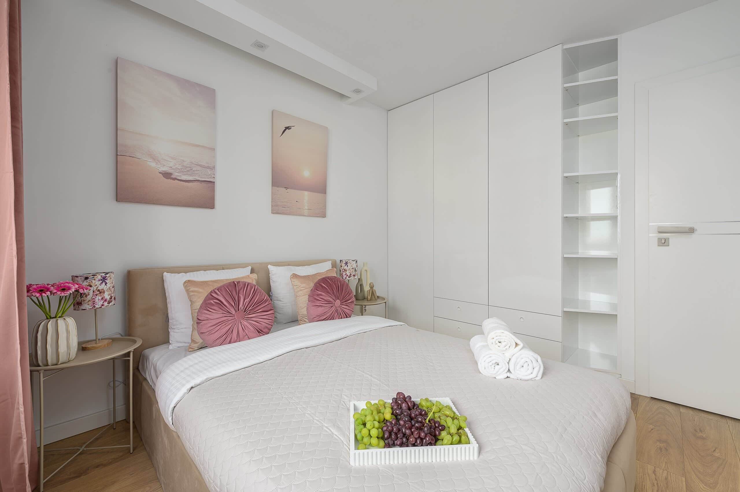 Une chambre à coucher comprenant un lit, une table de chevet, une commode et un placard.