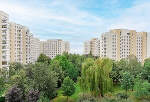 Un quartiere residenziale con edifici a appartamenti e un parco alberato.