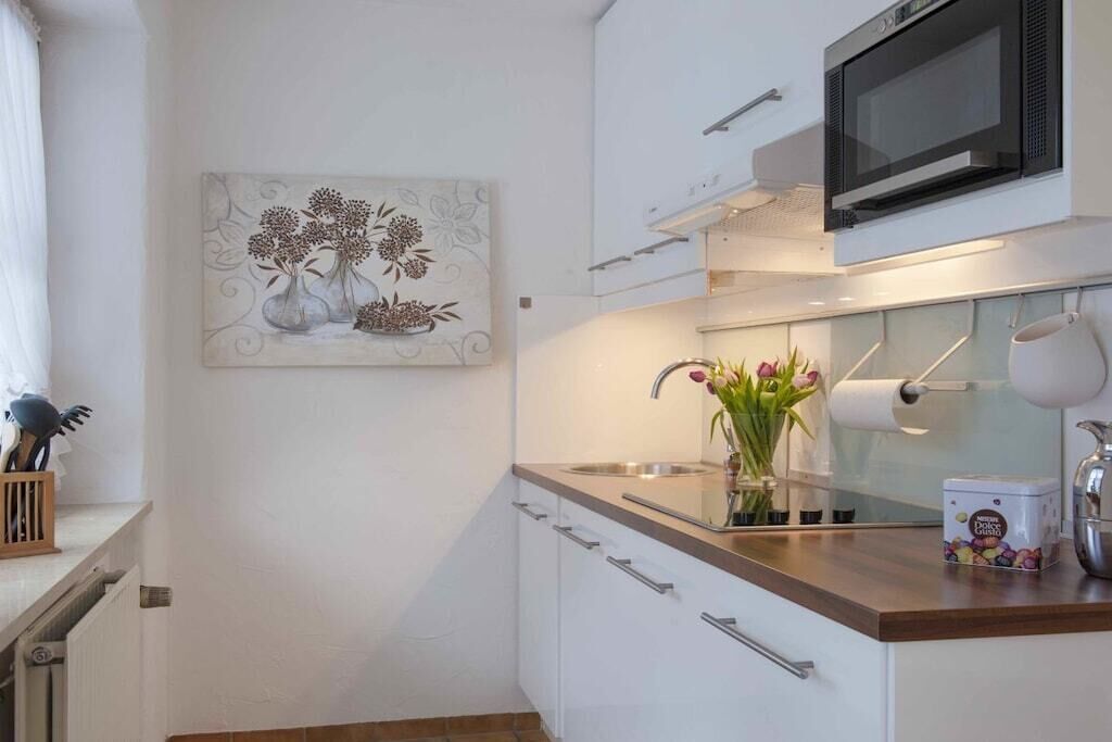 Wasserkocher mit Kaffee-/Teezubehör, Kühlschrank, Mikrowelle, Herdplatte