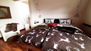 Quarto com cama, cadeira e espelho.