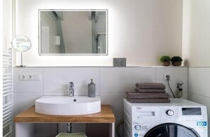 Bathroom - Schlehe, homestead by the Baltic Sea forest (Zingst)