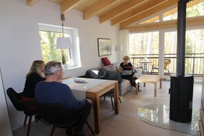 Ein gemütliches Wohnzimmer mit einer Couch, einem Tisch und einem Kamin.