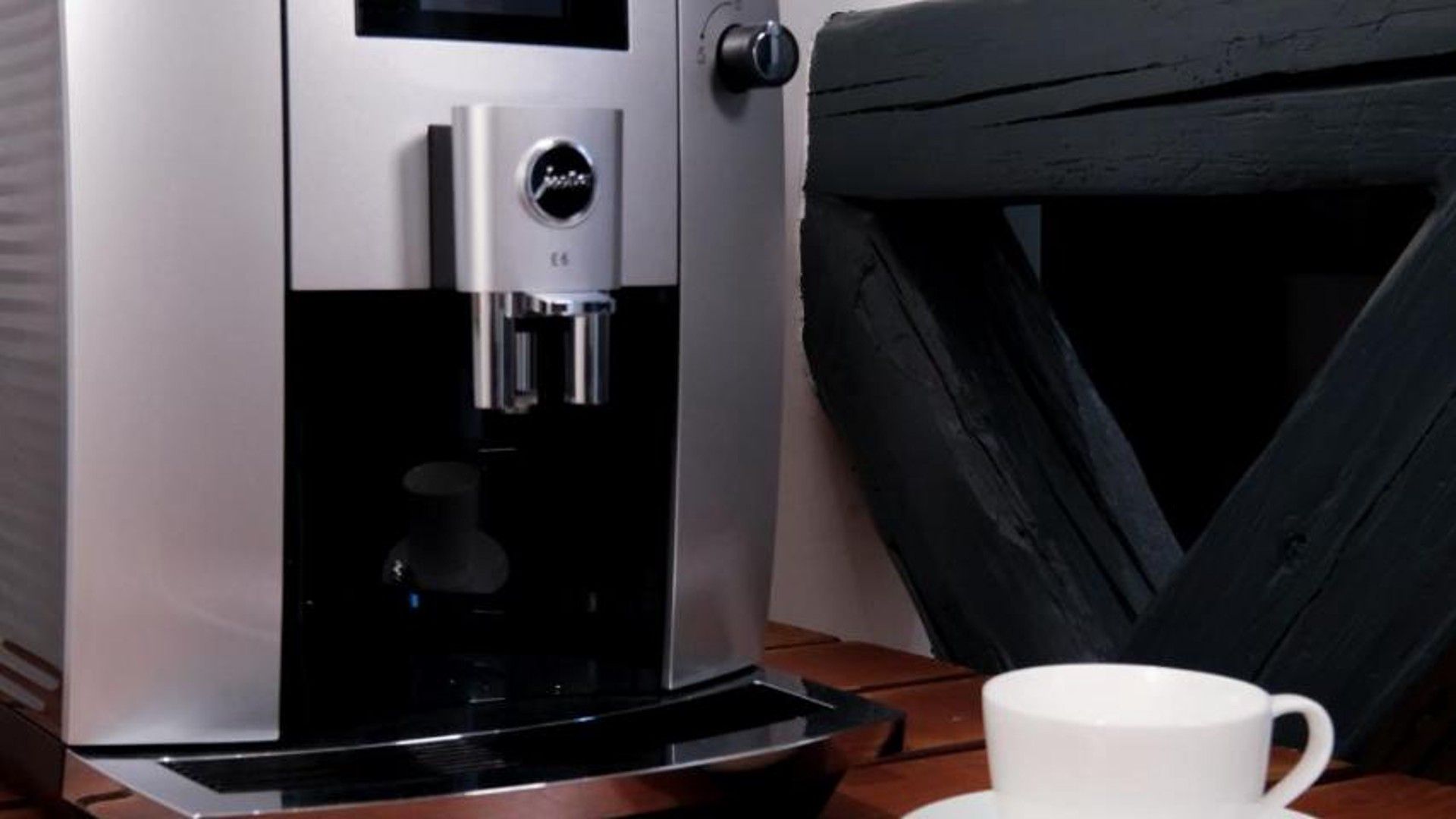 Eine Kaffeemaschine mit einer Tasse Kaffee auf einem Tisch.