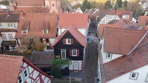Un pueblo europeo tradicional con tejados rojos y una mezcla de edificios residenciales.