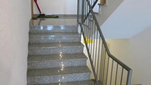 Una escala amb barana metàl·lica que condueix a una plataforma.