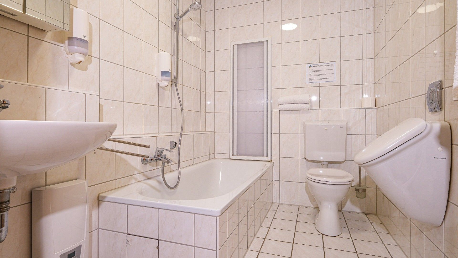 Une salle de bain avec une baignoire, des toilettes et un lavabo.
