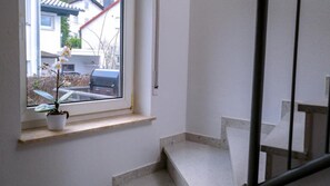 Eine Treppe mit einem Topf-Orchideen auf einem Fensterbrett.