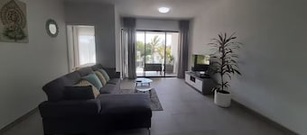 MODERN APARTMENT, A 5-MINUTE WALK FROM THE BEACH