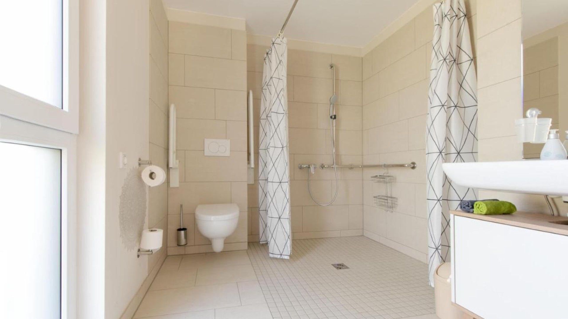 Ein Badezimmer mit Dusche, Toilette und Waschbecken.