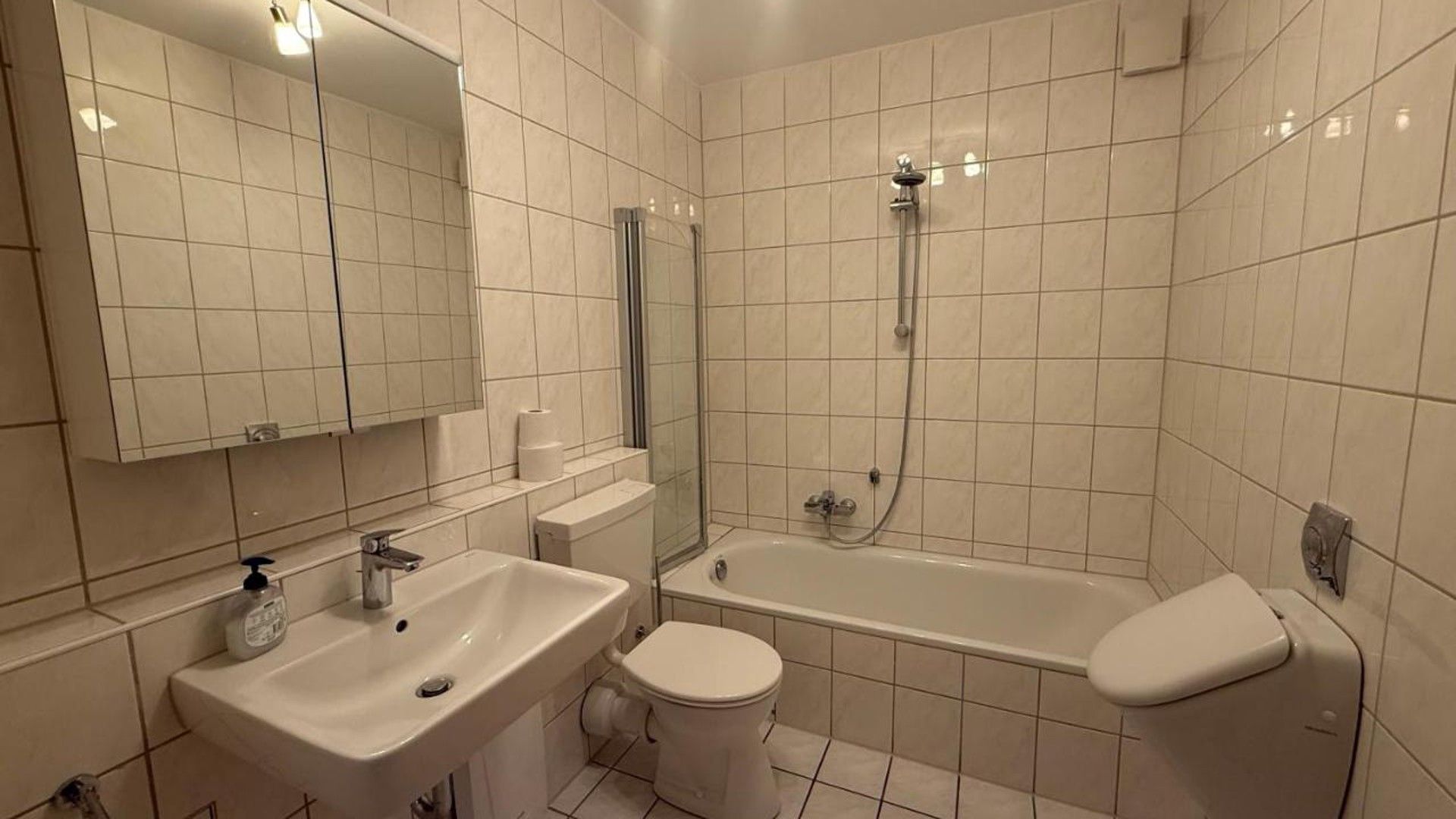 Ein Badezimmer mit Waschbecken, Toilette und Badewanne.